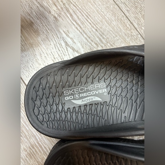 Skechers Men's Black Textured Flip Flops - Picture 2 of 10